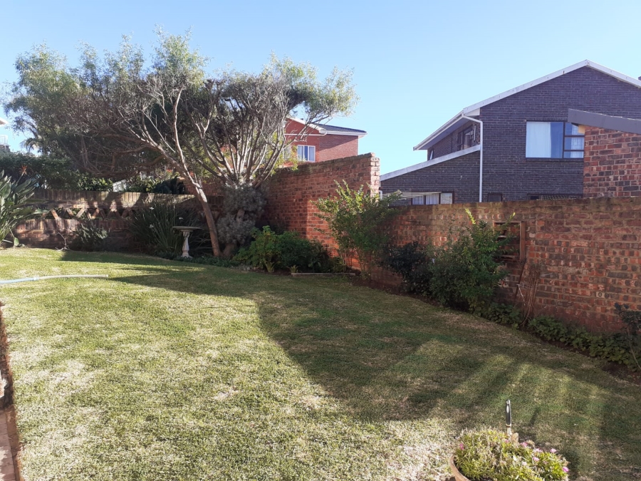 To Let 2 Bedroom Property for Rent in Wavecrest Eastern Cape